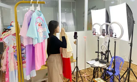 Người mẹ hai con khởi nghiệp trên thương mại điện tử: “Chúng tôi gần như bắt đầu từ con số không, không lượt mua, không đánh giá””