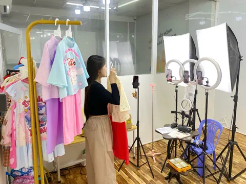 Người mẹ hai con khởi nghiệp trên thương mại điện tử: “Chúng tôi gần như bắt đầu từ con số không, không lượt mua, không đánh giá””