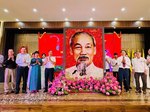 Trường Đại học Kinh doanh và Công nghệ Hà Nội long trọng kỷ niệm 135 năm ngày sinh Chủ tịch Hồ Chí Minh và đón nhận bức chân dung Bác Hồ do Khu Di tích trao tặng