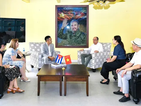 Đại sứ quán Cuba tại Việt Nam tiếp nhận tác phẩm "Fidel Castro Ruz - Cuba trong trái tim người Việt"